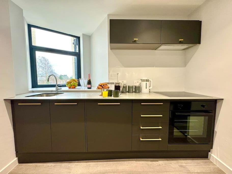 Bournemouth Getaway: 3Br Apartment Near Beach Kültér fotó
