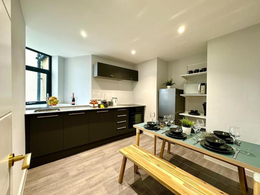 Bournemouth Getaway: 3Br Apartment Near Beach Kültér fotó