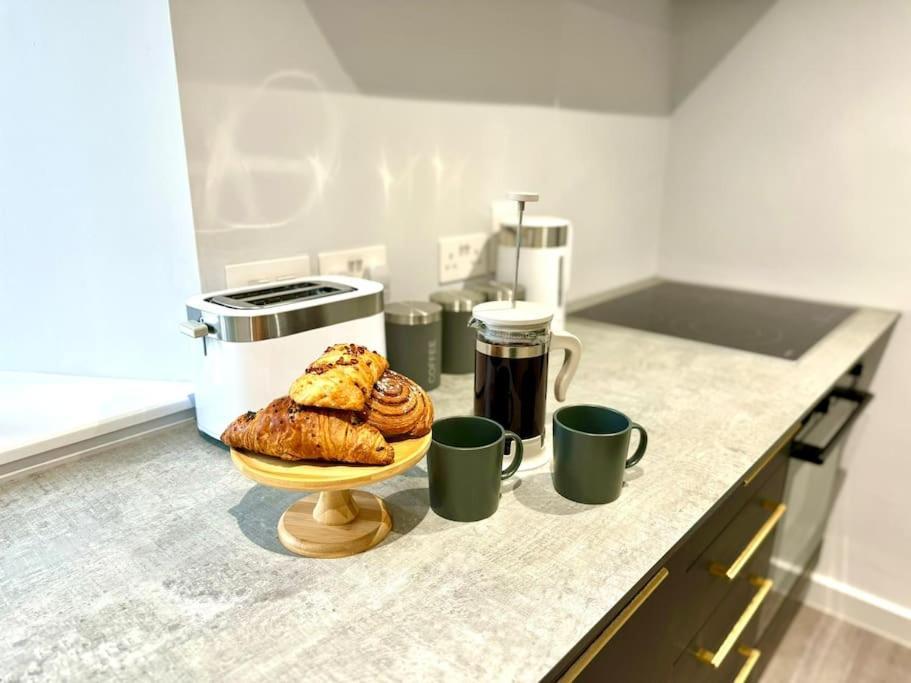 Bournemouth Getaway: 3Br Apartment Near Beach Kültér fotó