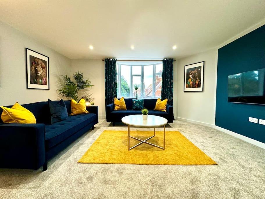 Bournemouth Getaway: 3Br Apartment Near Beach Kültér fotó